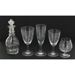 Service de verres à décor gravé comprena