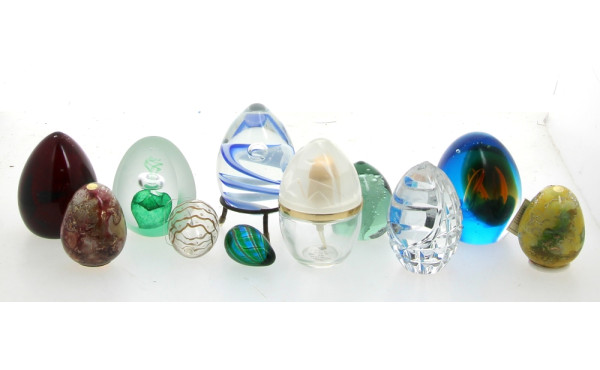 Lot de 11 œufs en verre et cristal dont 