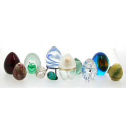 Lot de 11 œufs en verre et cristal dont 