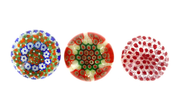 Trois boules presse-papier en verre à dé