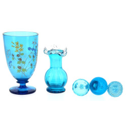 Verre en verre bleu à décor émaillé de f