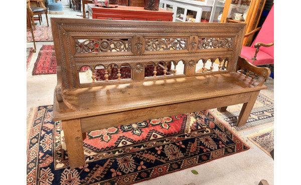 Banc breton à dossier sculpté, ajouré, d