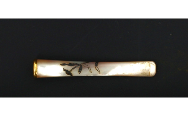 Fume-cigarette ancien en nacre, bague or
