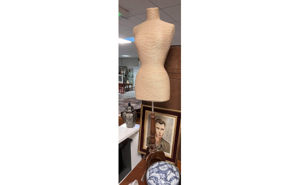 Mannequin de magasin sur pied