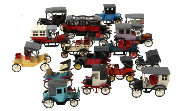 Lot de petites voitures début Xxe en mét