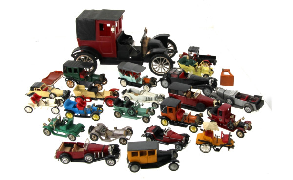 Lot de petites voitures début Xxe métal 