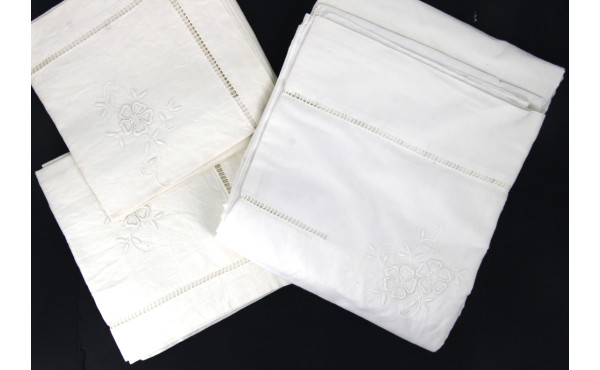 Lot de 8 draps dont draps brodés, 6 taie