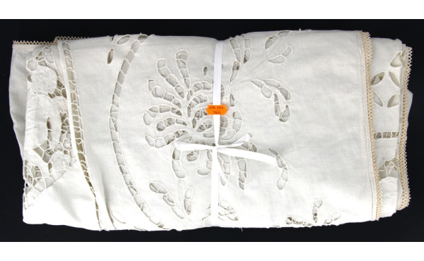 Lot de 3 nappes blanches brodées : 1) un