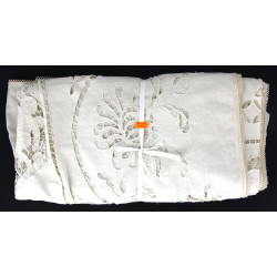 Lot de 3 nappes blanches brodées : 1) un