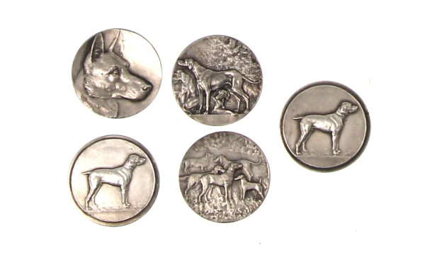 CHIENS - 5 médailles à décor de chiens e