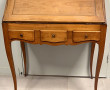 Bureau de pente en bois fruitier ouvrant
