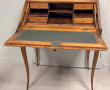 Bureau de pente en bois fruitier ouvrant