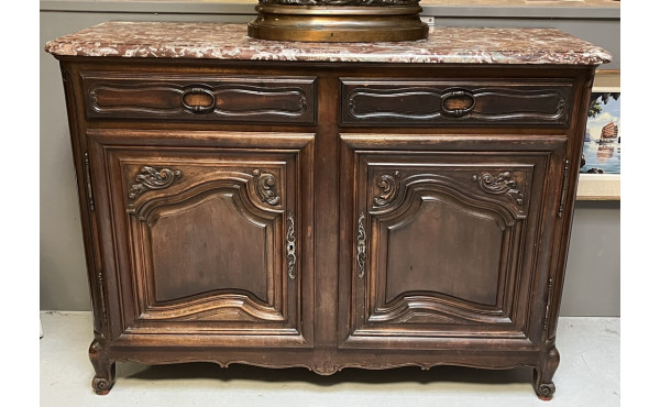 Buffet ancien en noyer sculpté et moulur