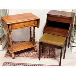 Petite table en bois fruitier à deux aba