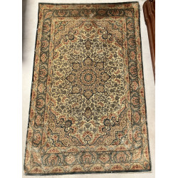 Tapis en soie mercerisée à décor floral 