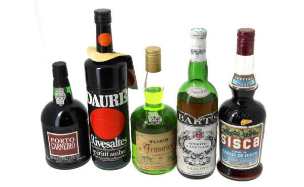 Lot de 5 bouteilles d'apéritif vintages 