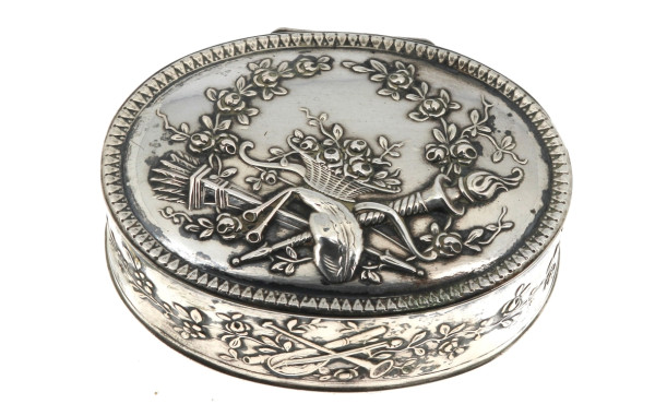 Ravissante boîte de forme ovale en argen