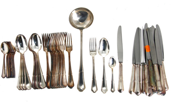 Ménagère en métal argenté modèle filets 