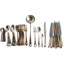 Ménagère en métal argenté modèle filets 