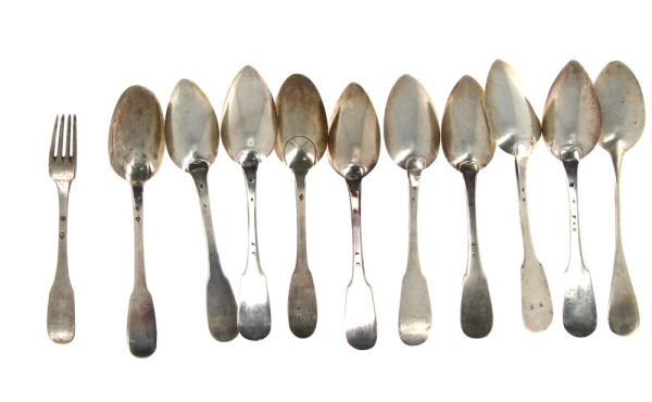 10 cuillères et 1 fourchette mêlées en a