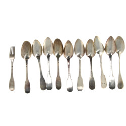 10 cuillères et 1 fourchette mêlées en a