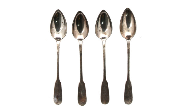4 petites cuillères anciennes en argent,