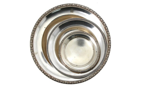 Beau plat rond en métal argenté à bordur