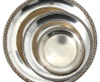 Beau plat rond en métal argenté à bordur