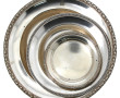 Beau plat rond en métal argenté à bordur