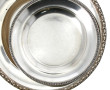 Beau plat rond en métal argenté à bordur
