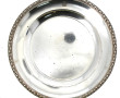 Beau plat rond en métal argenté à bordur