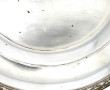 Beau plat rond en métal argenté à bordur