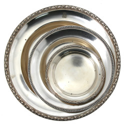 Beau plat rond en métal argenté à bordur