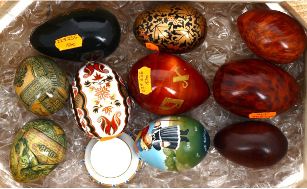 Lot de 10 œufs décoratifs dont un en por