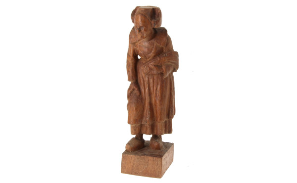 Sculpture en bois "vieille bretonne au f