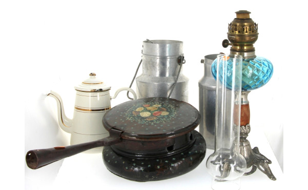 Lot comprenant une lampe à pétrole à rés
