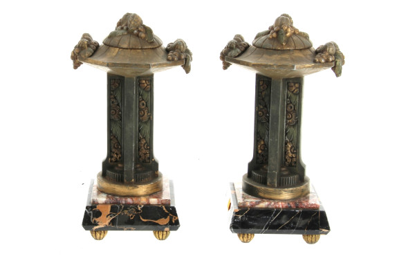Paire de vases couverts d'une garniture 