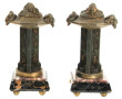 Paire de vases couverts d'une garniture 