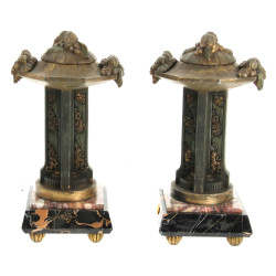 Paire de vases couverts d'une garniture 