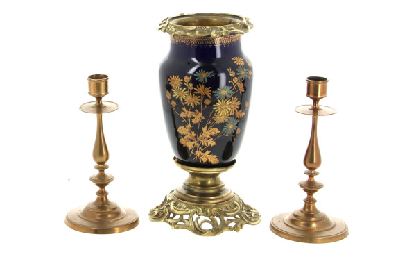 Vase à décor floral bleu, blanc et or su