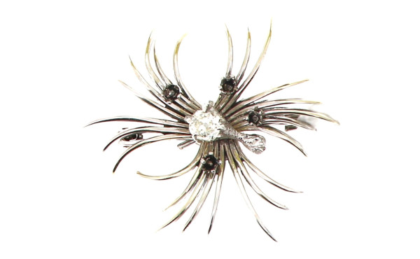 Broche accidentée en or gris, sertie d'u
