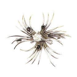 Broche accidentée en or gris, sertie d'u