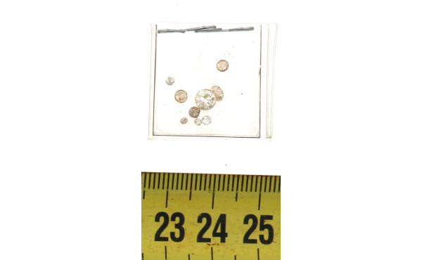 9 petits diamants sur papier