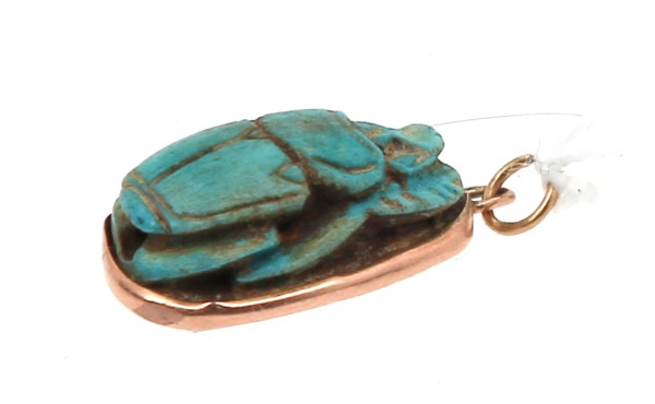 Petit pendentif scarabée, monture or jau