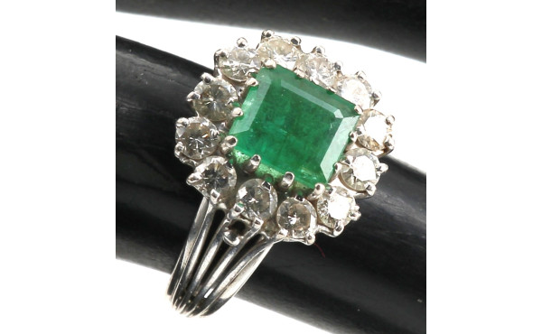 Bague en or gris 9 carats sertie d'une é