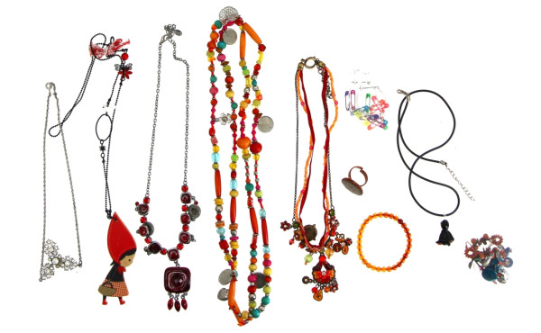 Lot de bijoux fantaisie dont colliers et