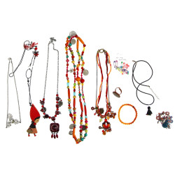 Lot de bijoux fantaisie dont colliers et