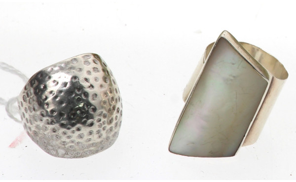 Deux bagues en argent : une bague ajusta