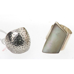 Deux bagues en argent : une bague ajusta