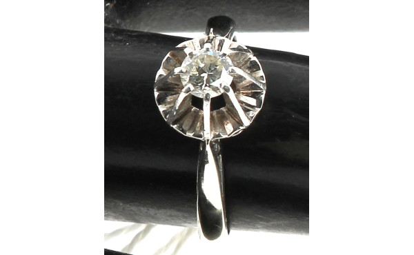 Bague en or gris 18 cts et platine, poin